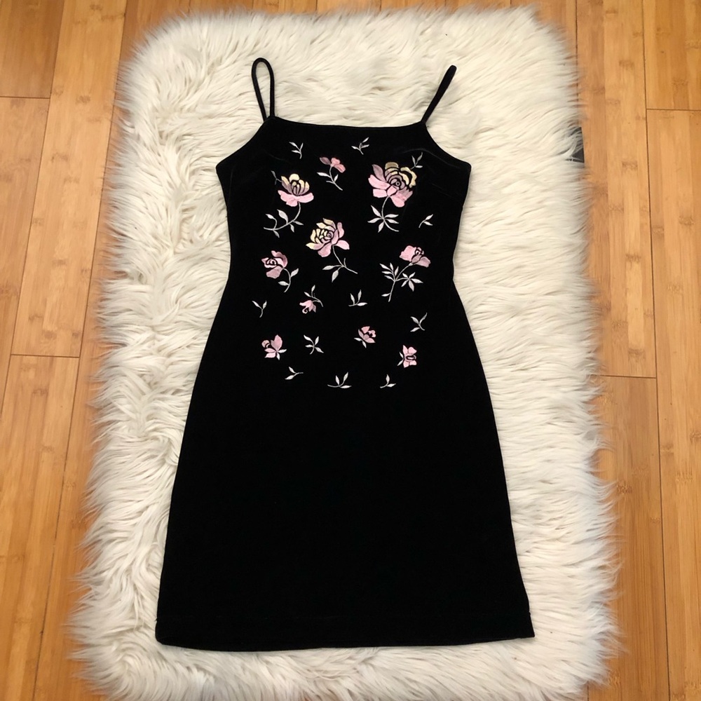 Vintage Scene Made in Canada Velvet Roses Embroidery Strappy Black Dress sz 3/4